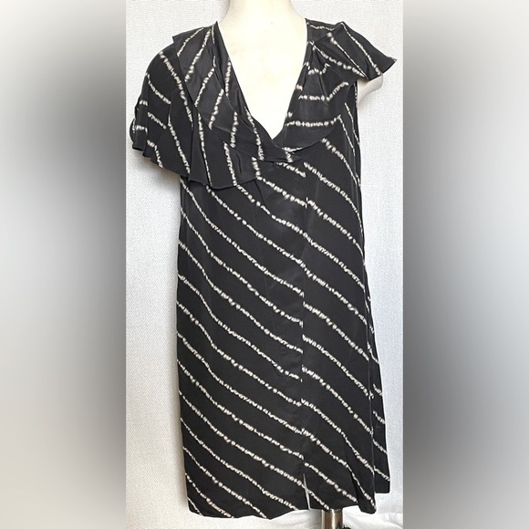 BCBGMaxAzria Dresses & Skirts - BCBGMaxAzria silk dress